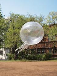 《気球の人》 ©Yasuhiro Suzuki