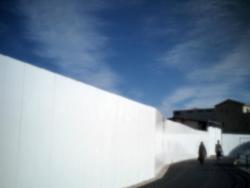 白い塀