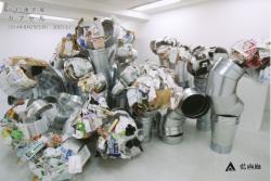 「カプセル」　素材：自分の家の生活から出た廃棄物、トタンとアルミのダクト サイズ可変　制作年：2012年