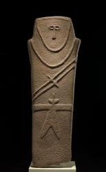 「人形石柱(ひとがたせきちゅう)」 前3500～前2500年頃、 カルヤト・アルカァファ出土 サウジアラビア国立博物館所蔵