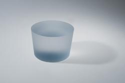 遠藤章子「空白のかたまり―深度」 2012年　ガラス　17cm×17cm×12.5cm