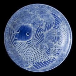 《染付跳鯉文大皿》　個人蔵、写真提供：世界文化社