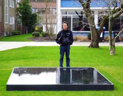 「 流れる鏡池 」 2012年設置 テュッセン財団 中庭 ケルン