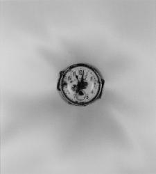 東松照明《上野町から掘り出された腕時計 長崎国際文化会館･平野町》1961年 長崎県美術館蔵 ⓒShomei Tomatsu‐Interface