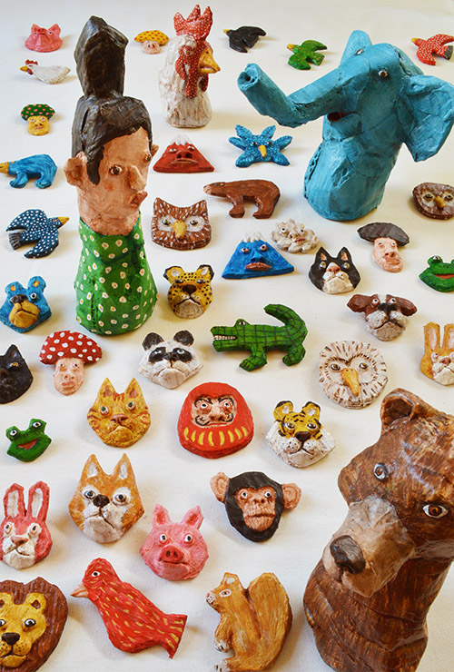 本濃研太彫刻展　ちいさいやつとブローチ
