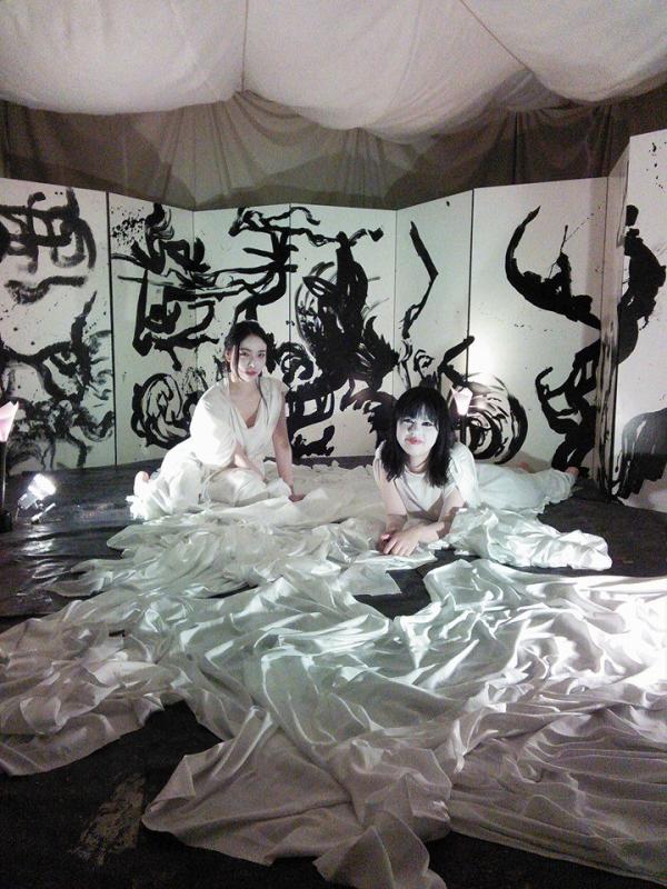 内海信彦絵画表現研究室　腿テント第8回公演 「腿式カルチェラタン　千恵姫無縁公界屏風を前にした絵画表現研究室員の転生狂乱の図」