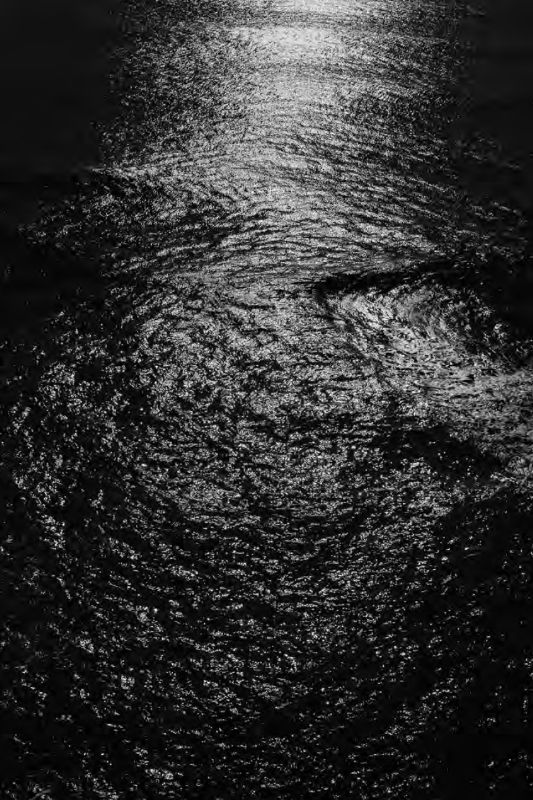 触れるだけの眼を持って鎌倉の海と波をとらえた　山上新平「liminal (eyes)」