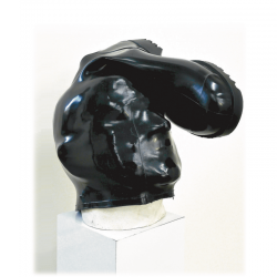 「ライトエゴ 2016」超硬質石膏で作られた作家の頭部の模型、その上に引っ張られた右足用のゴムブーツ