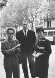 森田子龍（左）とスーラージュ（中央） 1963年、パリにて