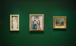 軽井沢安東美術館　展示室２ （中央）《二人の少女》1918年　油彩・キャンバス、（左）《腕を上げた裸婦》1924年　油彩・キャンバス、（右）《街はずれの門》1918年　油彩・キャンバス